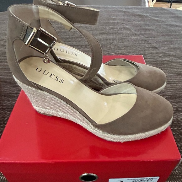 Guess NEW suede tan size 7 wedge espadrilles. - Picture 3 of 5